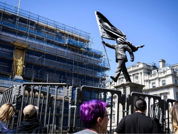 Banksy sorprende a Londres con estatua de político cegado por la bandera