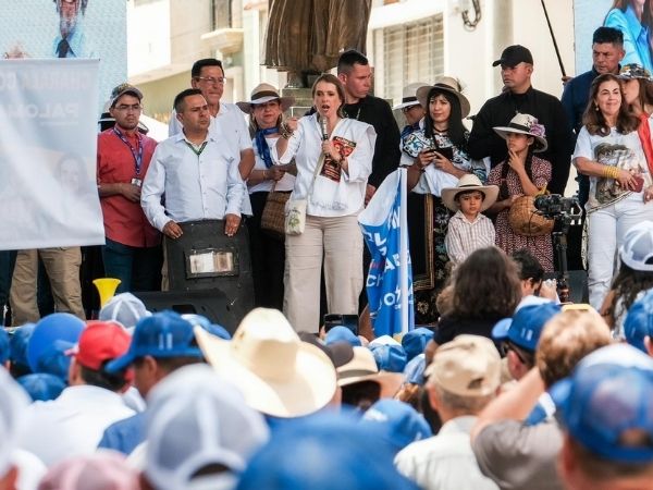 "Yo no necesito chaleco antibalas ni urnas de cristal como las que usan los cobardes": Paloma Valencia