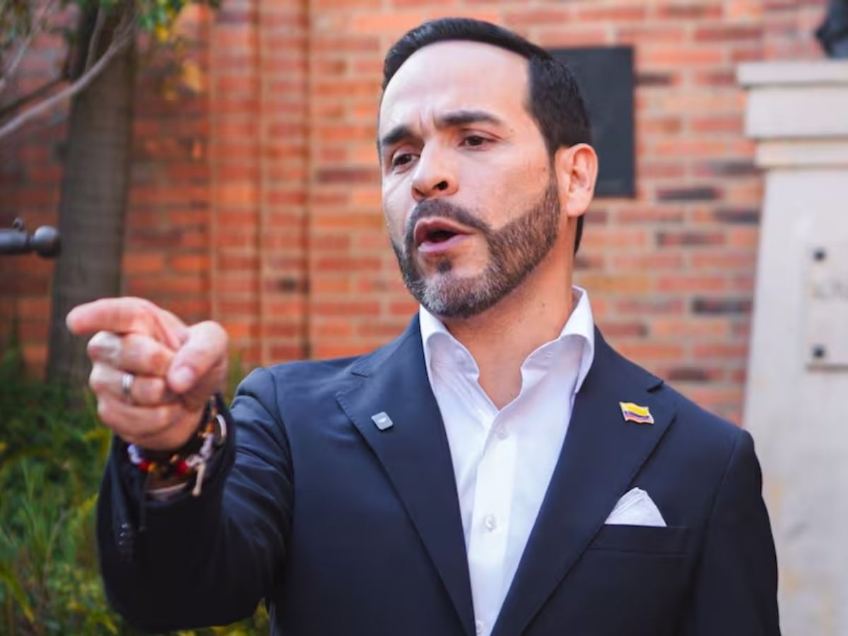 De la Espriella llama "autoatentado legislativo" a la suspensión de Petro y entrega a EE. UU. lista de 29 políticos por compra de votos
