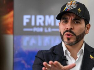 De la Espriella responde a Petro: "Perdiste, estás desesperado y sabes que tu plan de robarte la primera vuelta fracasó" El candidato ganador de la primera vuelta acusa al presidente de orquestar una estrategia para deslegitimar los resultados, denuncia compra de votos en la Costa y advierte sobre planes de "estallido social". Llama a las Fuerzas Armadas y a la comunidad internacional a vigilar el proceso. [ENLACE A DECLARACIÓN COMPLETA DE DE LA ESPIELLA] Abelardo De la Espriella no respondió con tibieza. Horas después de que Gustavo Petro publicara en X su denuncia de "bases comprobadas" de fraude electoral, el candidato de Defensores de la Patria salió al frente con un mensaje directo y sin filtros: "Petro: perdiste. Estás desesperado. Sabes que tu plan de robarte la primera vuelta fracasó y que al pueblo, que te quiere fuera, ya nada lo detiene". El aspirante, que obtuvo más de 10 millones de votos en la primera vuelta, acusó al presidente de estar ejecutando una estrategia escalonada para desconocer los resultados. "El país debe entender, como lo he denunciado desde antes de ser candidato, que Petro está dando paso tras paso para robarse las elecciones", afirmó De la Espriella, quien aseguró que el mandatario ha creado "un ambiente de desinformación" para tender "un manto de duda sobre la transparencia del sistema electoral". **Las acusaciones centrales De la Espriella fue específico en su denuncia. Acusó a Petro de haber realizado "la mayor compra de votos en la historia de Colombia", especialmente en la Costa Atlántica, usando "dinero público para aceitar, ese sí, un fraude". También señaló que, durante la última semana de campaña, el presidente "decidió salir de gira para cerrar la campaña de su marioneta, Iván Cepeda", una acusación que refuerza su narrativa de injerencia gubernamental en el proceso. [ESPACIO PARA ENLACE A DENUNCIAS SOBRE COMPRA DE VOTOS O GIRAS PRESIDENCIALES] El candidato advirtió además contar con "información de inteligencia" sobre planes para desestabilizar el país: "Están preparando —y ya empezaron a salir a las calles— un estallido social de la mano de jóvenes instrumentalizados, de la minga indígena y del caos". Según De la Espriella, esta movilización buscaría justificar una intervención posterior para desconocer los resultados oficiales. **La advertencia a las instituciones El mensaje de De la Espriella incluyó una advertencia directa a las Fuerzas Armadas y a la comunidad internacional. "Mucho cuidado con lo que estás haciendo. Las Fuerzas Armadas son fieles a la Constitución, no a ti. La comunidad internacional te está observando y no va a permitir que hagas lo que tu cómplice, el narco Maduro, hizo en Venezuela", le dijo a Petro. También emplazó a las misiones de observación electoral y a los órganos de control: "Misiones de observación electoral: es su deber manifestar si el proceso ha sido o no transparente. Órganos de control: ¿hasta cuándo van a ser alcahuetes de Petro y Cepeda?". [ENLACE A PRONUNCIAMIENTOS DE MISIONES DE OBSERVACIÓN O PROCURADURÍA] **El llamado final De la Espriella cerró su mensaje con un llamado a la ciudadanía: "Colombianos: la democracia está en riesgo. Cepeda y Petro tienen un plan para desconocer el resultado electoral y robarse la voluntad popular. No se lo vamos a permitir". Hasta el momento, ni la Casa de Nariño ni la campaña del Pacto Histórico han respondido oficialmente a estas acusaciones. Mientras tanto, el escrutinio definitivo avanza y el país se prepara para una segunda vuelta marcada por la tensión institucional y la disputa por la legitimidad del proceso.
