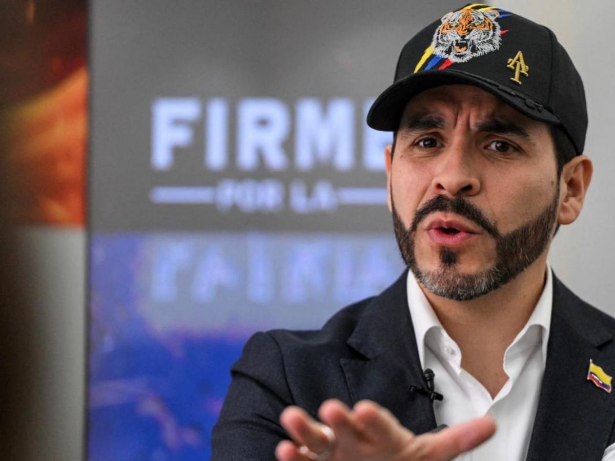 De la Espriella responde a Petro: "Perdiste, estás desesperado y sabes que tu plan de robarte la primera vuelta fracasó" El candidato ganador de la primera vuelta acusa al presidente de orquestar una estrategia para deslegitimar los resultados, denuncia compra de votos en la Costa y advierte sobre planes de "estallido social". Llama a las Fuerzas Armadas y a la comunidad internacional a vigilar el proceso. [ENLACE A DECLARACIÓN COMPLETA DE DE LA ESPIELLA] Abelardo De la Espriella no respondió con tibieza. Horas después de que Gustavo Petro publicara en X su denuncia de "bases comprobadas" de fraude electoral, el candidato de Defensores de la Patria salió al frente con un mensaje directo y sin filtros: "Petro: perdiste. Estás desesperado. Sabes que tu plan de robarte la primera vuelta fracasó y que al pueblo, que te quiere fuera, ya nada lo detiene". El aspirante, que obtuvo más de 10 millones de votos en la primera vuelta, acusó al presidente de estar ejecutando una estrategia escalonada para desconocer los resultados. "El país debe entender, como lo he denunciado desde antes de ser candidato, que Petro está dando paso tras paso para robarse las elecciones", afirmó De la Espriella, quien aseguró que el mandatario ha creado "un ambiente de desinformación" para tender "un manto de duda sobre la transparencia del sistema electoral". **Las acusaciones centrales De la Espriella fue específico en su denuncia. Acusó a Petro de haber realizado "la mayor compra de votos en la historia de Colombia", especialmente en la Costa Atlántica, usando "dinero público para aceitar, ese sí, un fraude". También señaló que, durante la última semana de campaña, el presidente "decidió salir de gira para cerrar la campaña de su marioneta, Iván Cepeda", una acusación que refuerza su narrativa de injerencia gubernamental en el proceso. [ESPACIO PARA ENLACE A DENUNCIAS SOBRE COMPRA DE VOTOS O GIRAS PRESIDENCIALES] El candidato advirtió además contar con "información de inteligencia" sobre planes para desestabilizar el país: "Están preparando —y ya empezaron a salir a las calles— un estallido social de la mano de jóvenes instrumentalizados, de la minga indígena y del caos". Según De la Espriella, esta movilización buscaría justificar una intervención posterior para desconocer los resultados oficiales. **La advertencia a las instituciones El mensaje de De la Espriella incluyó una advertencia directa a las Fuerzas Armadas y a la comunidad internacional. "Mucho cuidado con lo que estás haciendo. Las Fuerzas Armadas son fieles a la Constitución, no a ti. La comunidad internacional te está observando y no va a permitir que hagas lo que tu cómplice, el narco Maduro, hizo en Venezuela", le dijo a Petro. También emplazó a las misiones de observación electoral y a los órganos de control: "Misiones de observación electoral: es su deber manifestar si el proceso ha sido o no transparente. Órganos de control: ¿hasta cuándo van a ser alcahuetes de Petro y Cepeda?". [ENLACE A PRONUNCIAMIENTOS DE MISIONES DE OBSERVACIÓN O PROCURADURÍA] **El llamado final De la Espriella cerró su mensaje con un llamado a la ciudadanía: "Colombianos: la democracia está en riesgo. Cepeda y Petro tienen un plan para desconocer el resultado electoral y robarse la voluntad popular. No se lo vamos a permitir". Hasta el momento, ni la Casa de Nariño ni la campaña del Pacto Histórico han respondido oficialmente a estas acusaciones. Mientras tanto, el escrutinio definitivo avanza y el país se prepara para una segunda vuelta marcada por la tensión institucional y la disputa por la legitimidad del proceso.