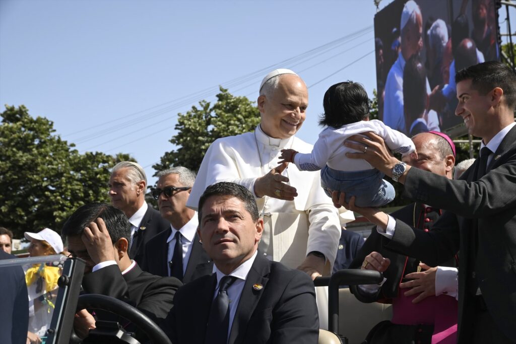 EuropaPress 7591293 papa leon xiv bebe encuentro realidades integracion migrantes plaza cristo