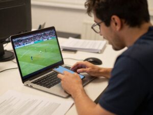 Mundial 2026: ¿Ver los partidos en el trabajo puede costarle su contrato?