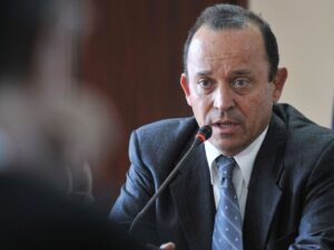 Confirmada la condena a 28 años de cárcel contra el hermano de Uribe por liderar un grupo paramilitar