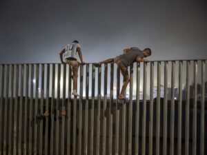 Migrantes saltando el muro en Ceuta