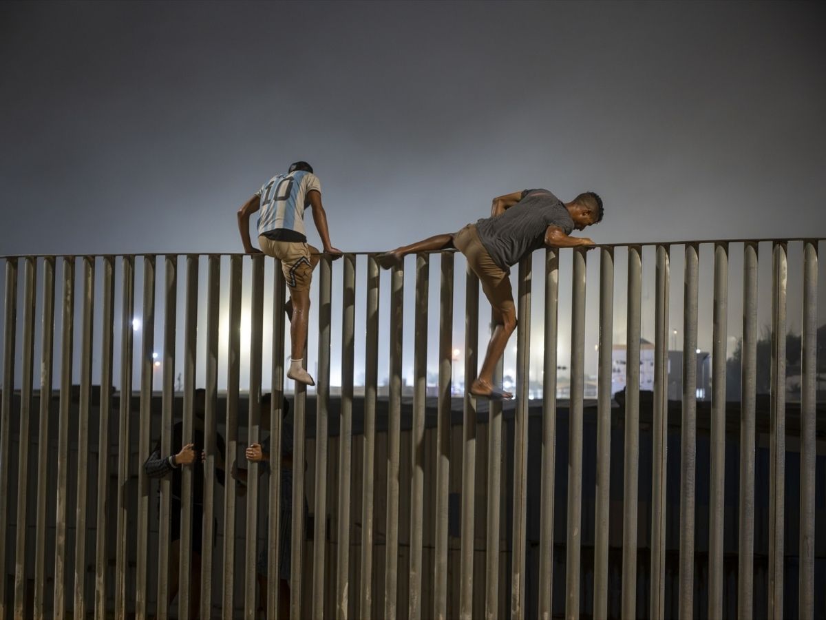 Migrantes saltando el muro en Ceuta