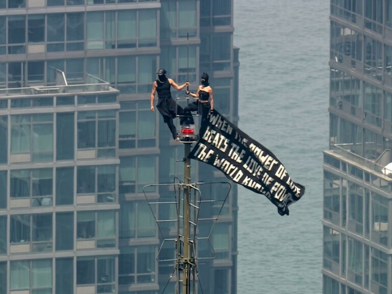 Subieron al Empire State por amor y por la paz… bajaron esposados por la NYPD