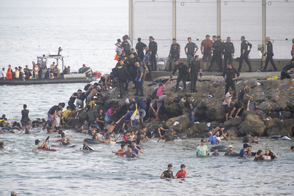 EuropaPress 7696194 decenas migrantes celebran haber traspasado frontera ceuta marruecos 31