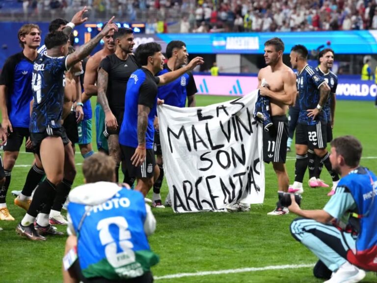 Starmer arremete contra las estrellas de Argentina por la polémica de la pancarta: "El Mundial puede que no sea nuestro, pero las Malvinas sí"