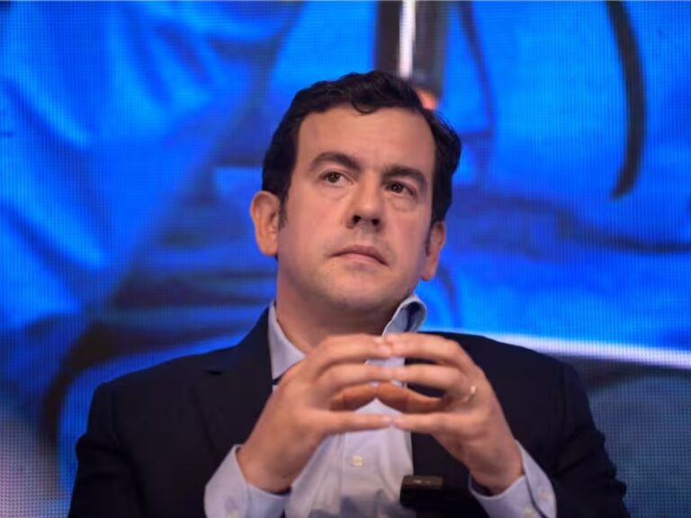 "Fascista es quien combina política con violencia, sin importar la ideología": Lara le responde a Petro