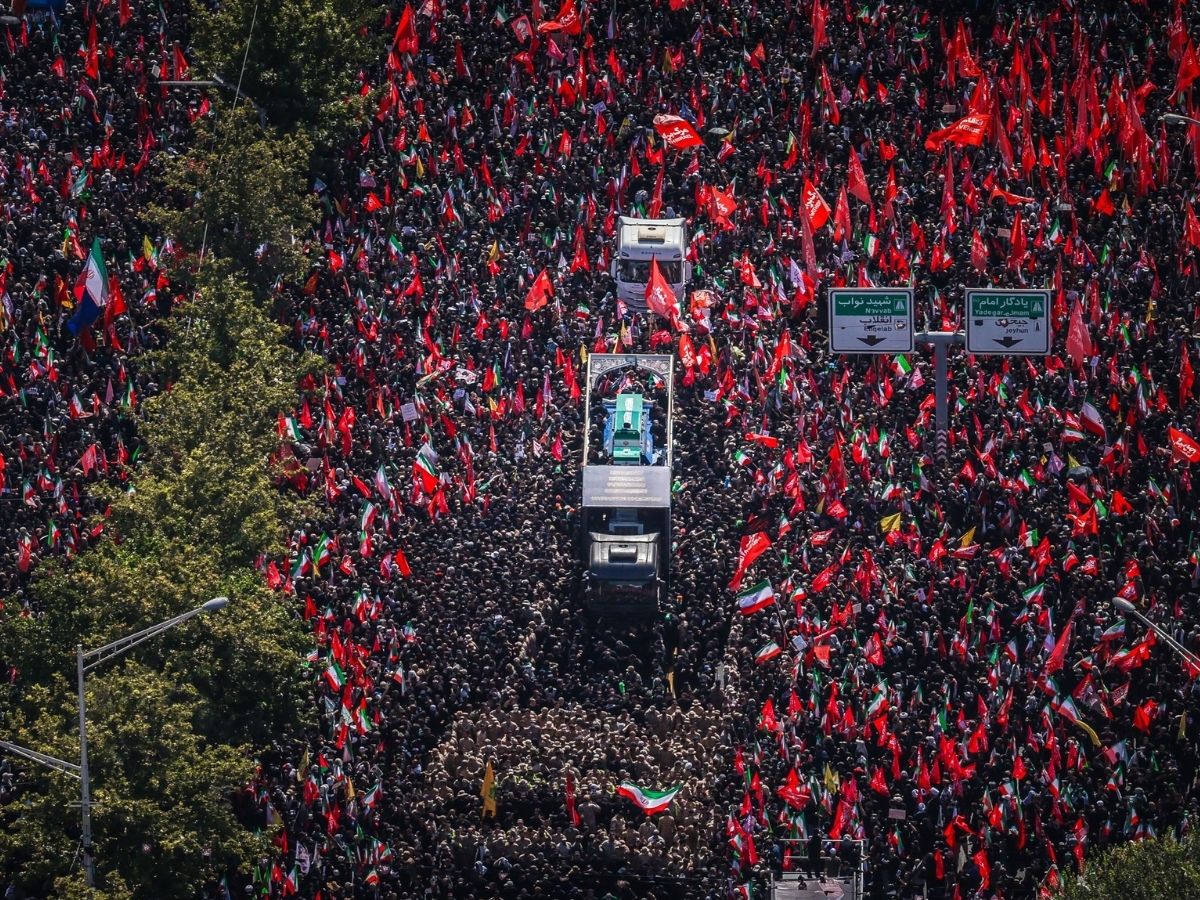 El cuerpo de Jamenei llega a Qom tras la multitudinaria despedida en Teherán