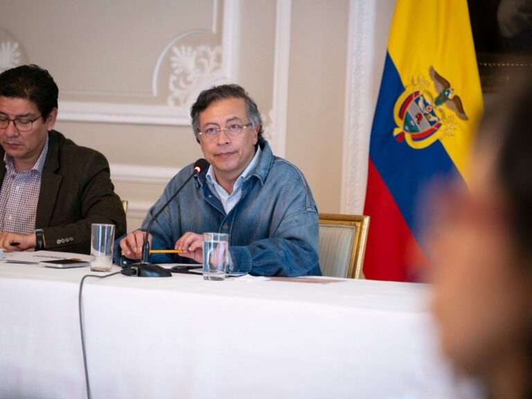 Petro se atrincherará en los cuarteles hasta el 7 de agosto: prohíbe usarlos para la posesión de De la Espriella y denuncia "usurpación"