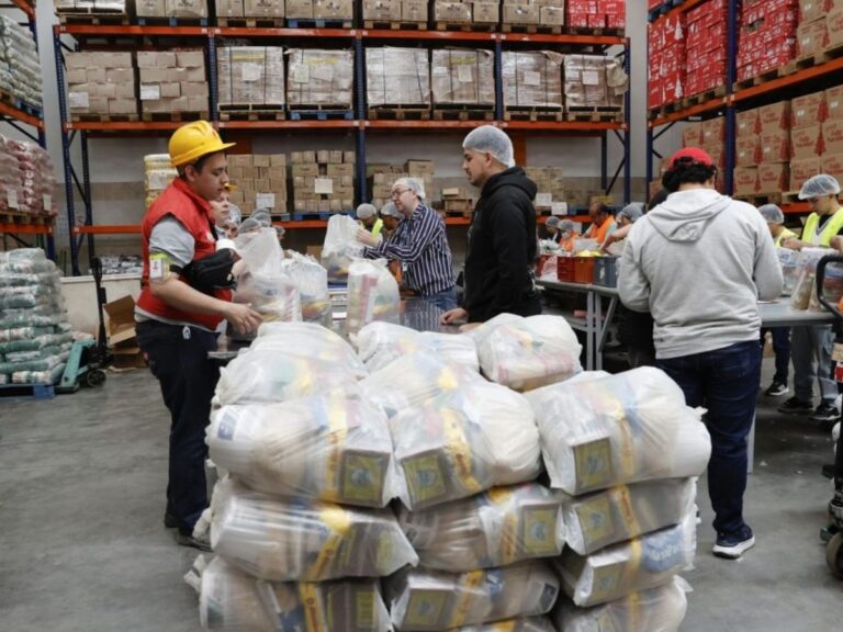 Trabajadores del Banco de Alimentos de Bogotá seleccionan productos destinados a los afectados por el terremoto de magnitud 7,4,
