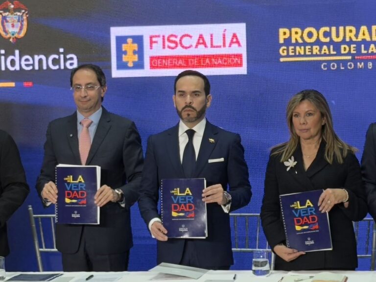El 'Libro de la Verdad' llega a la Fiscalía: De la Espriella radicó 80 denuncias contra la era Petro en el Día Nacional Anticorrupción