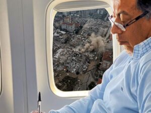Mientras el país saca cabeza de sus escombros, Petro alista sus maletas