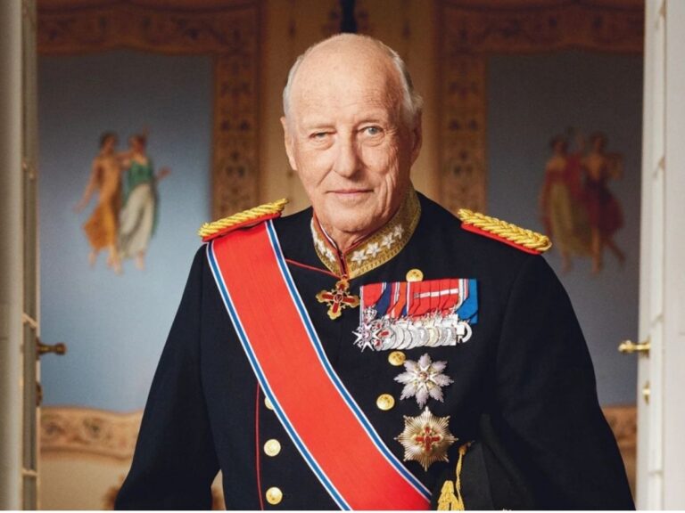 Haakon VIII asume el trono y mantiene el lema "Todo por Noruega" tras la muerte de Harald V