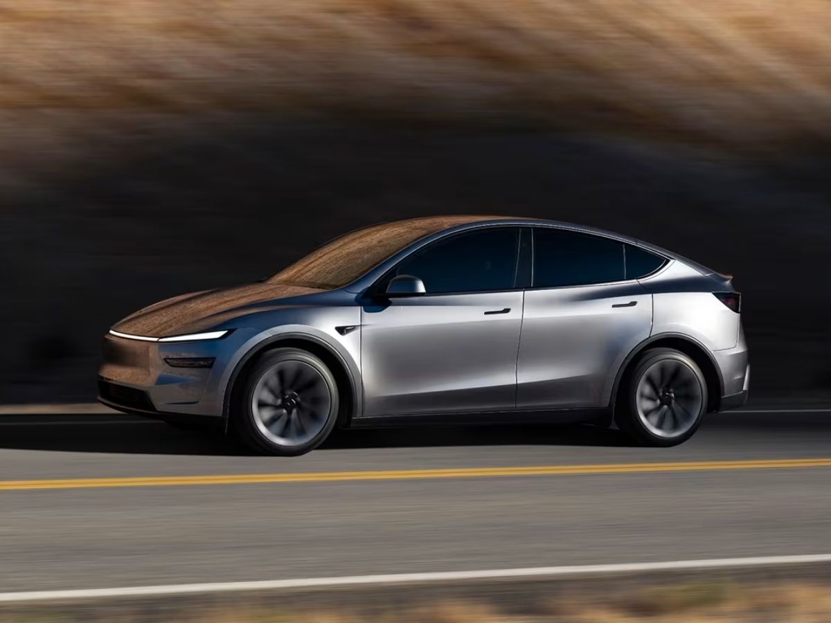 Tesla Model Y en calle de Bogotá transitando como el eléctrico más vendido en Colombia