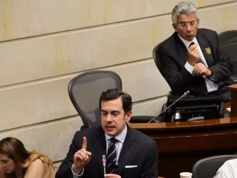 De la Espriella entrega la cabeza de Lara por el desastre del Presupuesto en el Congreso
