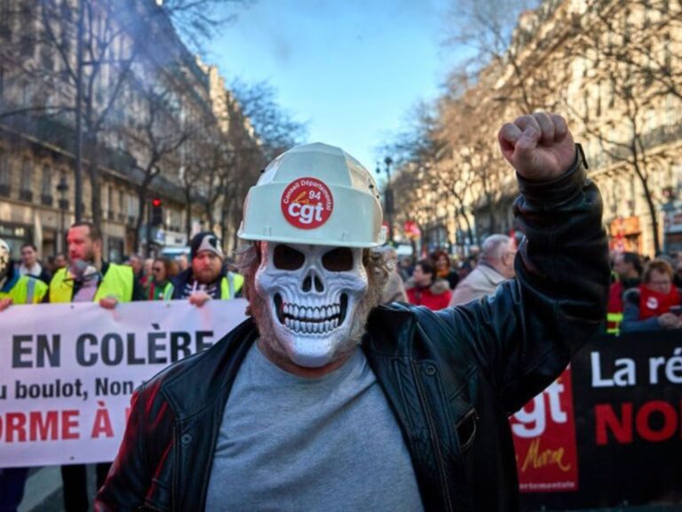 Francia volvió a las calles y a los disturbios con 410.000 manifestantes, casi mil detenidos y una huelga general en la mira